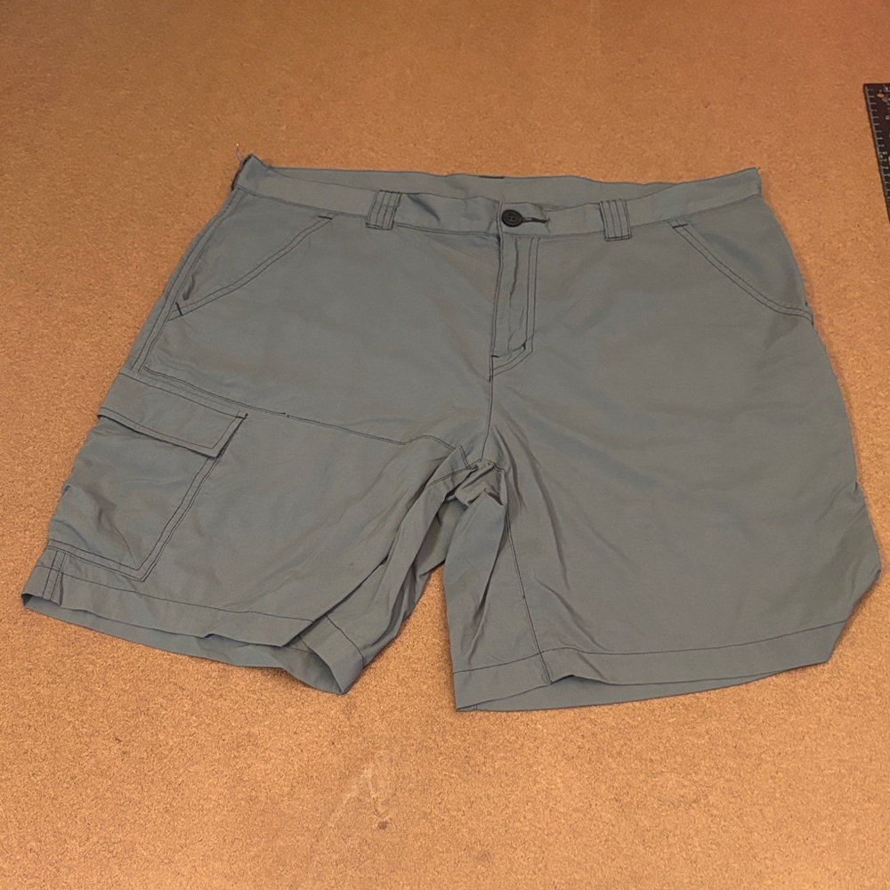Columbia Men's 38 Cargo Shorts in Gray 38x9. Omni shade
